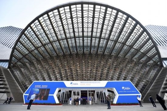 2023年10月30日，參會(huì)嘉賓步入長沙國際會(huì)議中心。當(dāng)日，以“全球發(fā)展 共享安全”為主題的博鰲亞洲論壇全球經(jīng)濟(jì)發(fā)展與安全論壇第二屆大會(huì)在湖南長沙開幕。新華社記者 陳振海 攝