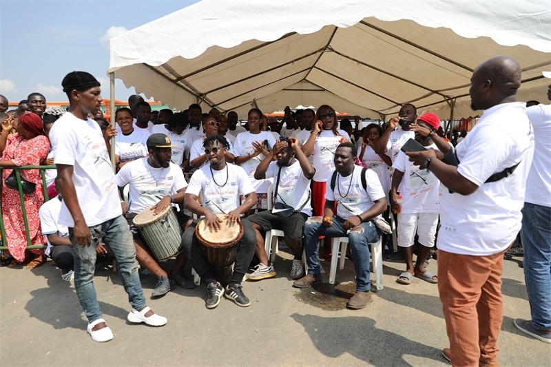 當(dāng)?shù)孛癖姂c祝通車。中建國際中西非公司供圖。