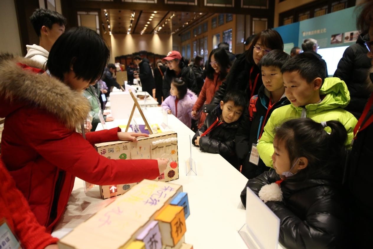 學(xué)生現(xiàn)場演示科創(chuàng)作品。主辦方供圖