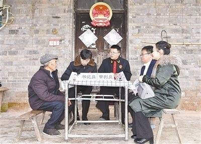  圖②：調(diào)解現(xiàn)場。