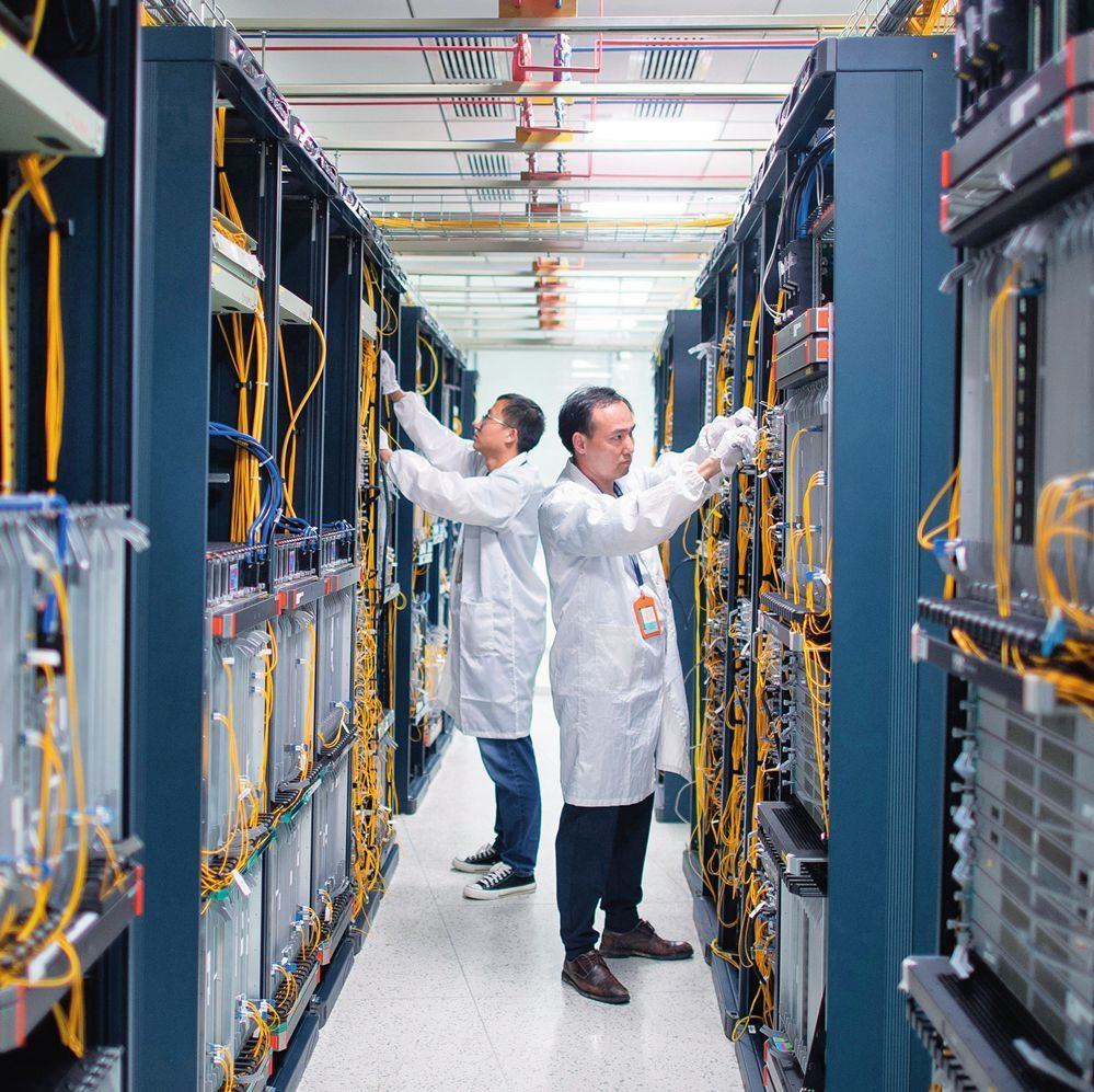 在位于武漢中國光谷的光電器件研發(fā)制造商——武漢光迅科技股份有限公司生產車間內，技術人員在光模塊生產線作業(yè)（2023年4月11日攝）。程敏攝/本刊