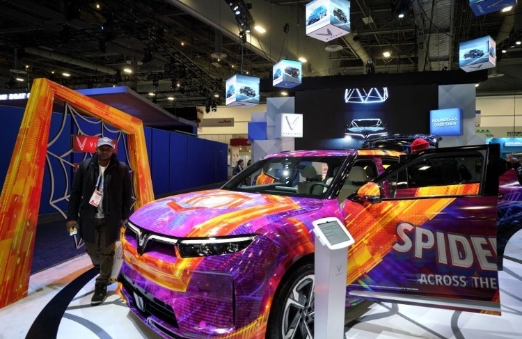 1月11日，人們在美國拉斯維加斯消費電子展越南電動汽車制造商VinFast展臺參觀。新華社記者吳曉凌攝