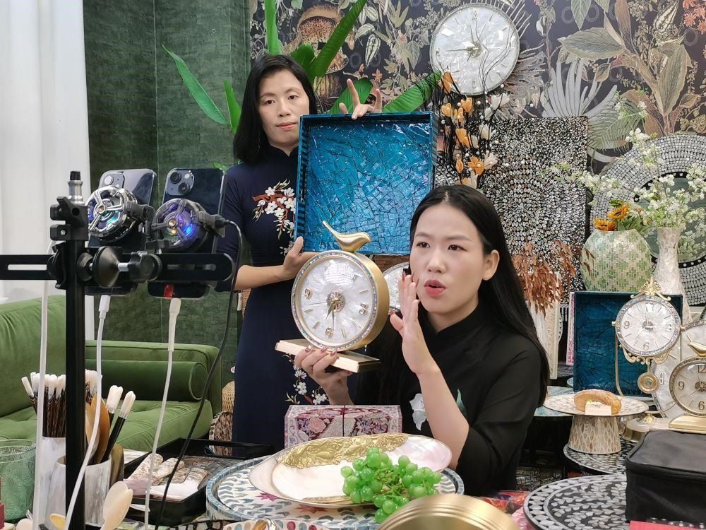 △在廣西防城港東興市一個(gè)電商直播間里，主播在進(jìn)行活動(dòng)推介。