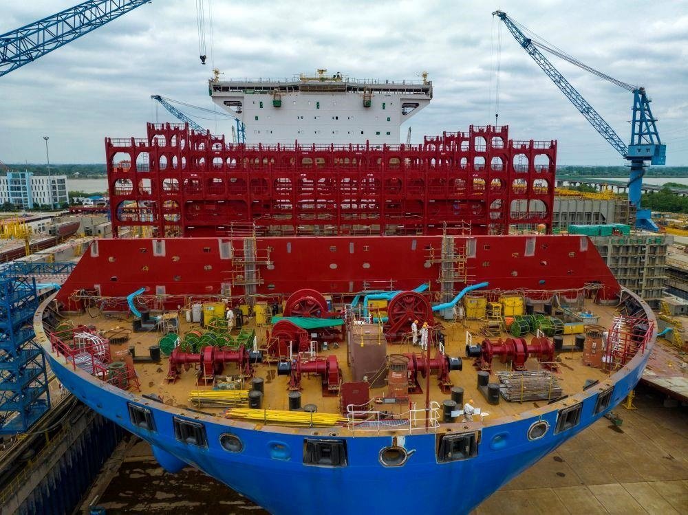 △2023年5月7日，江蘇揚(yáng)州中遠(yuǎn)海運(yùn)重工有限公司工人在作業(yè)。