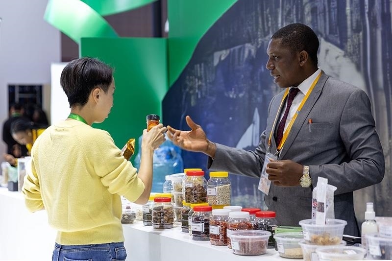 △2023年11月7日，在進(jìn)博會(huì)國(guó)家館尼日利亞館，展商介紹尼日利亞產(chǎn)品。