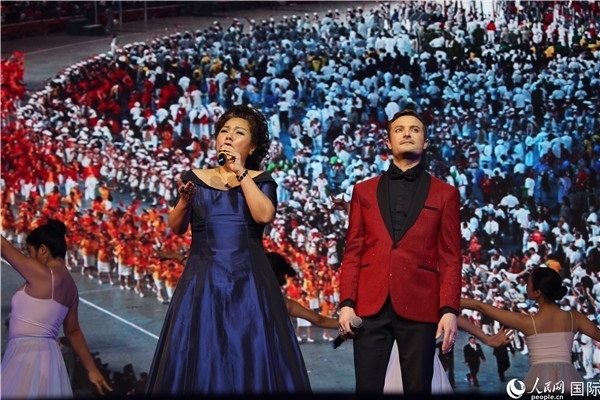 圖為中法藝術(shù)家聯(lián)袂演唱《我和你》。人民網(wǎng)記者 尚凱元攝