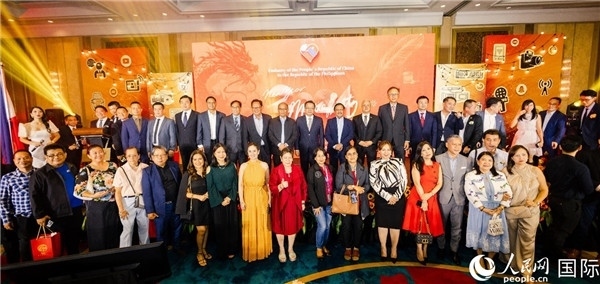 出席駐菲律賓使館2024年新年媒體沙龍部分嘉賓代表合影。人民網(wǎng)記者樊帆 攝