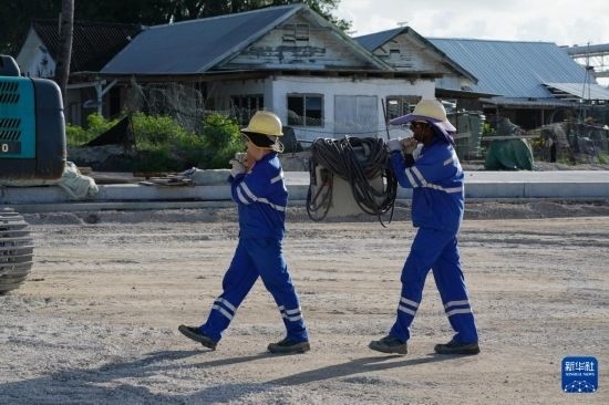 1月18日，工作人員在瑙魯艾沃港碼頭升級(jí)改造項(xiàng)目工地工作。新華社記者 王申 攝