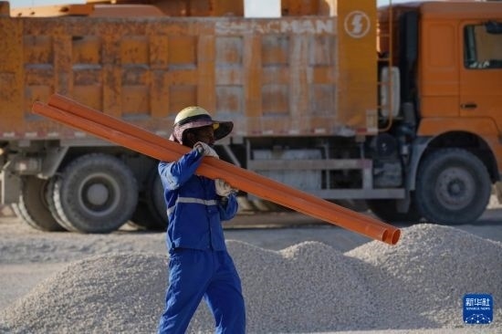 1月18日，工作人員在瑙魯艾沃港碼頭升級(jí)改造項(xiàng)目工地工作。新華社記者 王申 攝
