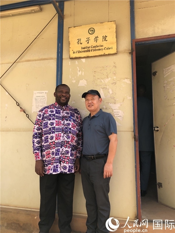 中方院長(zhǎng)趙華修和貝方院長(zhǎng)于連合影。人民網(wǎng)記者 黃培昭攝