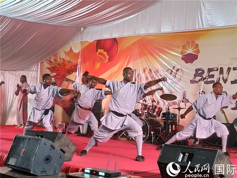 貝寧中國(guó)文化中心武術(shù)隊(duì)在進(jìn)行表演。人民網(wǎng)記者 黃培昭攝