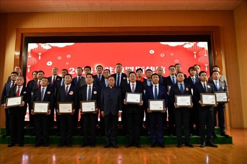 張漢暉為獲獎單位和個人頒發(fā)獎狀。駐俄羅斯使館供圖