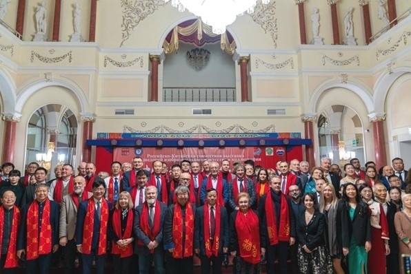 中俄書法美術(shù)作品聯(lián)展與會(huì)來賓共同合影留念。駐俄羅斯使館供圖