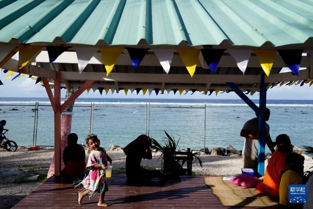 1月20日，當(dāng)?shù)厝嗽阼斠惶幒┬蓍e娛樂。新華社記者 王申 攝