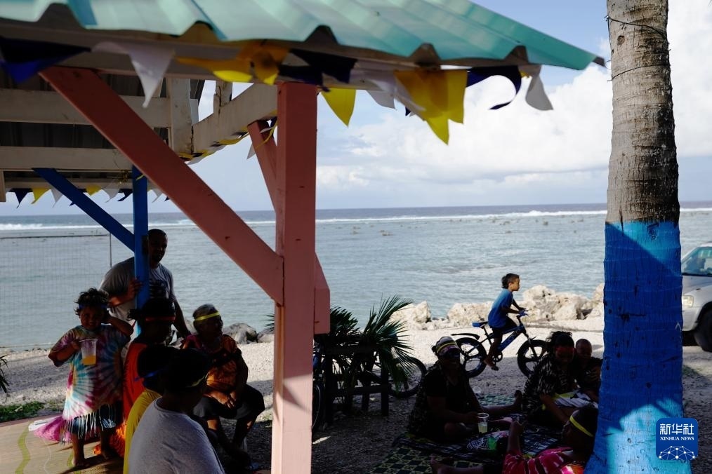 1月20日，當(dāng)?shù)厝嗽阼斠惶幒┬蓍e娛樂。新華社記者 王申 攝