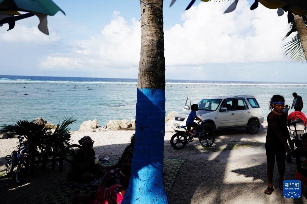 1月20日，當(dāng)?shù)厝嗽阼斠惶幒┬蓍e娛樂。新華社記者 王申 攝