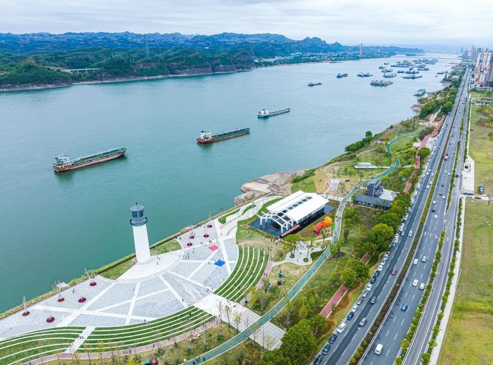 △湖北宜昌市濱江公園燈塔廣場(chǎng)。該廣場(chǎng)是在實(shí)施岸線復(fù)綠等綜合措施后，由老舊碼頭改造而成。