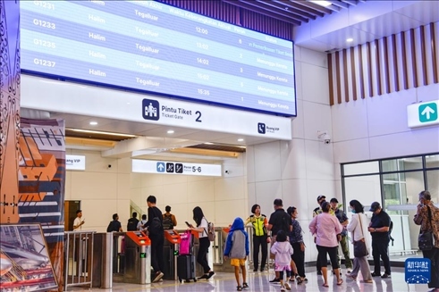 1月24日，在印度尼西亞雅加達(dá)哈利姆站候車大廳，乘客刷票前往站臺。新華社記者 徐欽 攝