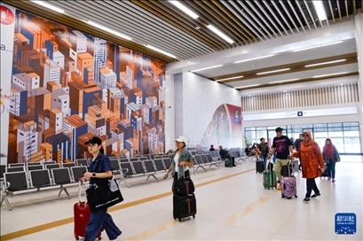 1月24日，在印度尼西亞雅加達(dá)哈利姆站，乘客在候車大廳內(nèi)行走。新華社記者 徐欽 攝