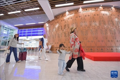 1月24日，在印度尼西亞雅加達(dá)哈利姆站，乘客在候車大廳內(nèi)行走。新華社記者 徐欽 攝