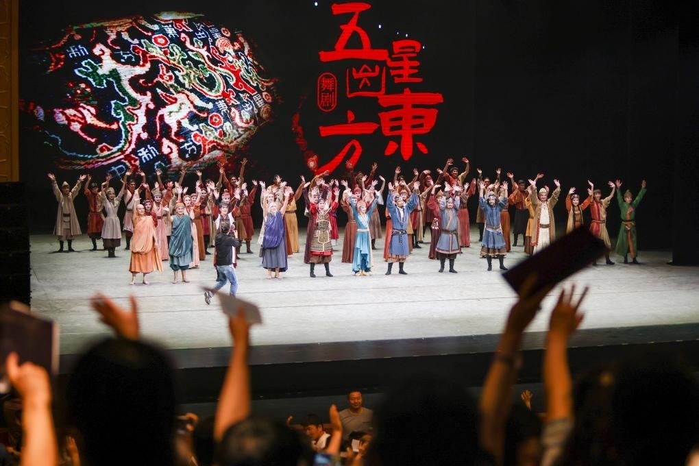 2023年7月31日，新疆和田地區(qū)新玉歌舞團(tuán)在烏魯木齊京劇院演出舞劇《五星出東方》后和觀(guān)眾互相揮手致意。這場(chǎng)演出是第六屆中國(guó)新疆國(guó)際民族舞蹈節(jié)的參演劇目之一，曾榮獲國(guó)家“文華獎(jiǎng)”等。新華社記者 郝昭 攝