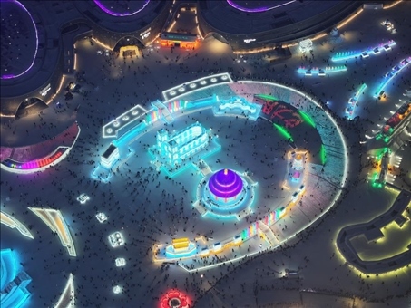 這是2023年12月27日在哈爾濱冰雪大世界拍攝的以巴黎圣母院和北京天壇為核心的冰建景觀群。