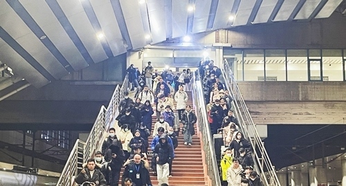 2024年鐵路春運(yùn)今日啟動(dòng)，旅客進(jìn)入站臺(tái)準(zhǔn)備乘車(chē)。人民網(wǎng)記者 喬雪峰攝