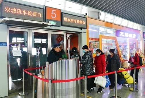 哈西公路客運(yùn)站內(nèi)旅客檢票排隊(duì)上車(chē)。黑龍江省交通運(yùn)輸廳供圖