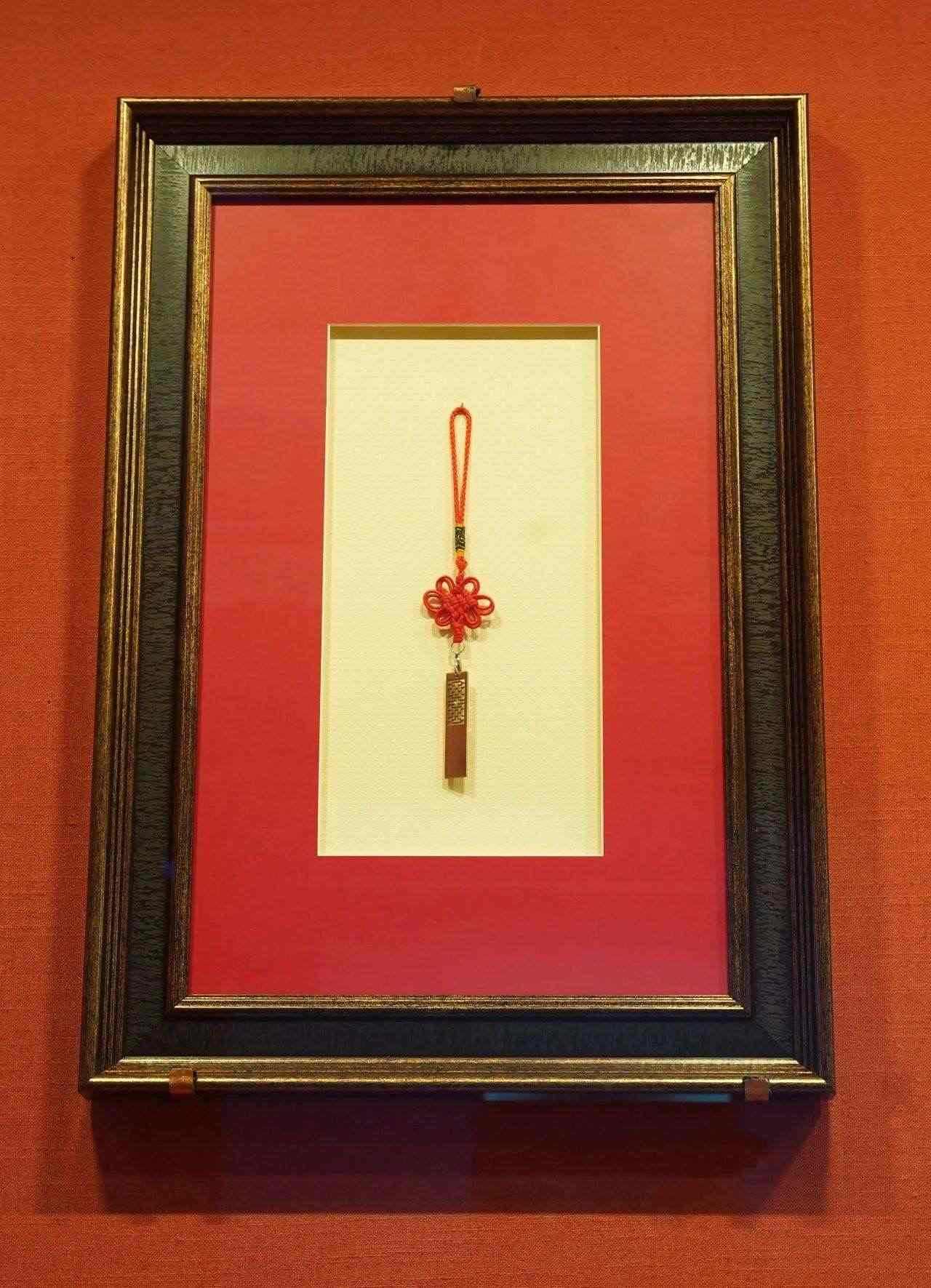 2017年5月，時(shí)任肯尼亞總統(tǒng)烏胡魯·肯雅塔贈(zèng)送習(xí)近平主席的蒙內(nèi)鐵路紀(jì)念U盤。