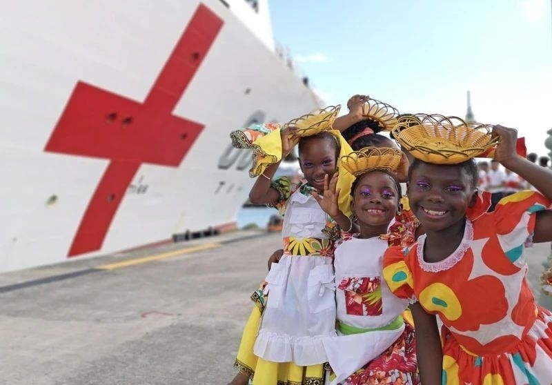 2018年10月，在安提瓜和巴布達(dá)首都圣約翰，當(dāng)?shù)匦∨笥焉泶﹤鹘y(tǒng)服裝歡迎中國(guó)海軍“和平方舟”醫(yī)院船首次到訪。