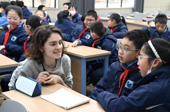  2023年12月18日，在西安新城區(qū)后宰門小學(xué)進(jìn)行的中法校園文化周法語(yǔ)語(yǔ)言沙龍上，西安法語(yǔ)聯(lián)盟的老師與學(xué)生進(jìn)行互動(dòng)。新華社記者 劉瀟 攝