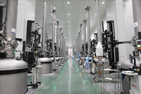 曲靖經(jīng)開區(qū)晶澳太陽能生產(chǎn)車間場景。 葉倬瑋攝