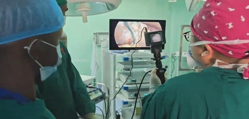 吳巍醫(yī)生（右一）在開展雙鏡聯(lián)合手術(shù)。中國(guó)援桑醫(yī)療隊(duì)供圖