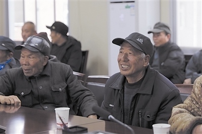  圖③：農(nóng)民工臉上洋溢著笑容。