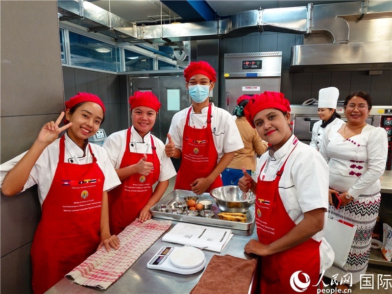 學(xué)員進(jìn)行實操練習(xí)。人民網(wǎng)記者 謝佳君攝