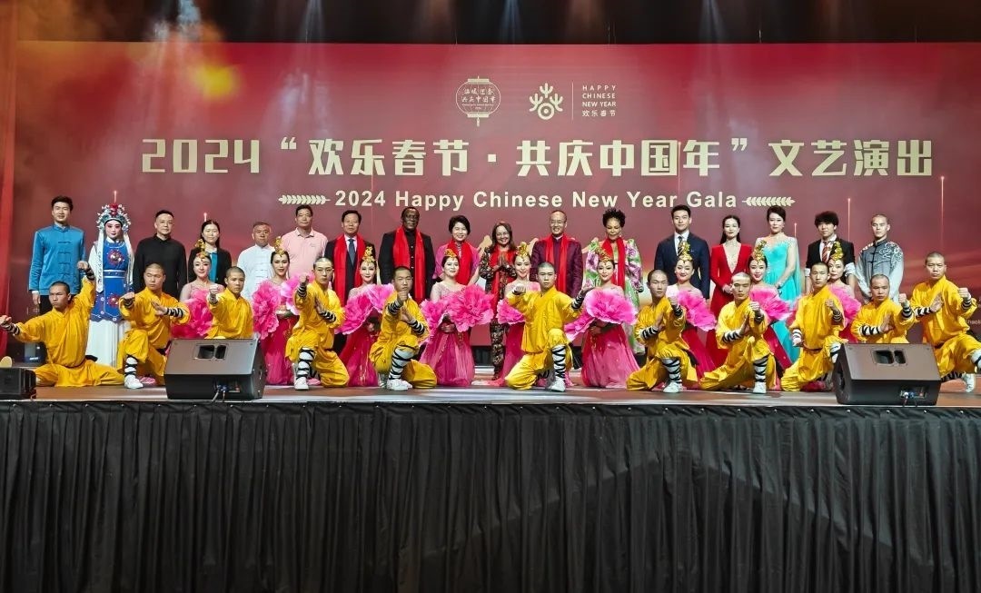 全體嘉賓和演員合影。中國駐南非大使館供圖