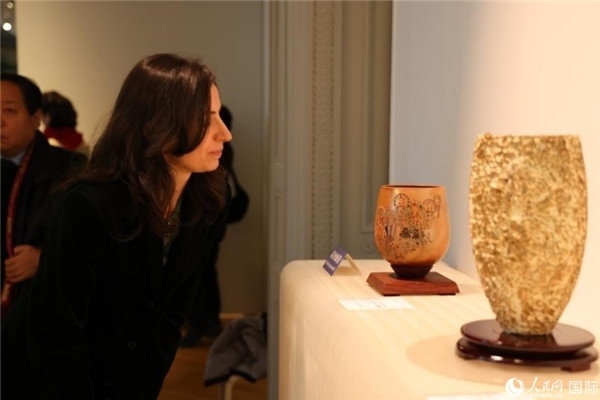 嘉賓和公眾參觀“絲路瓷行”——中國景德鎮(zhèn)陶瓷文化特展。人民網(wǎng)記者 尚凱元攝