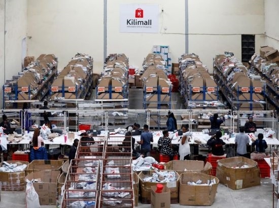 2023年11月11日，在肯尼亞姆洛隆戈，Kilimall員工在倉(cāng)庫(kù)內(nèi)工作。新華社記者 李亞輝 攝