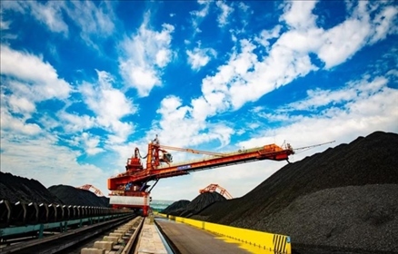 國家能源集團(tuán)黃驊港煤堆場堆料機(jī)正在作業(yè)。受訪者供圖