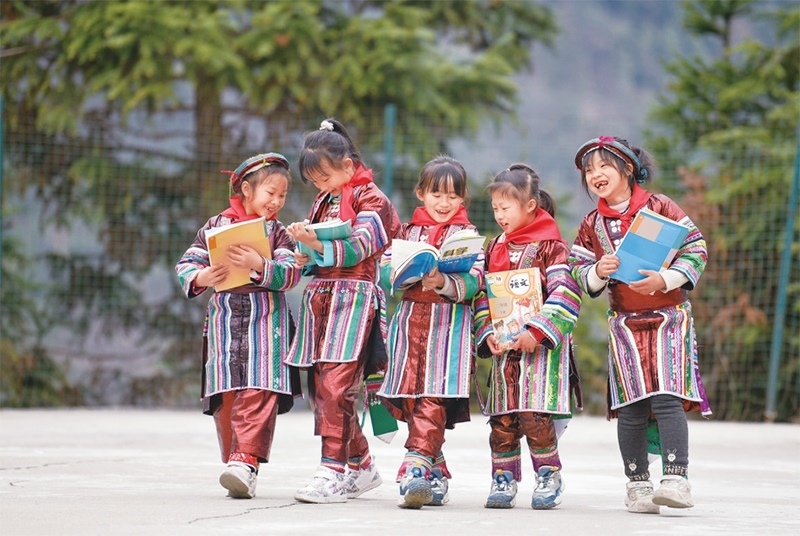 位于貴州省黔東南苗族侗族自治州從江縣大山深處的西山鎮(zhèn)中寨教學(xué)點(diǎn)，是一所全校均為瑤族學(xué)生的“微小學(xué)”。近年來(lái)，隨著教學(xué)條件逐漸改善，學(xué)校發(fā)生了翻天覆地的變化。圖為2023年2月16日，領(lǐng)到新書的瑤族學(xué)生在一起交流。 新華社記者 楊文斌/攝