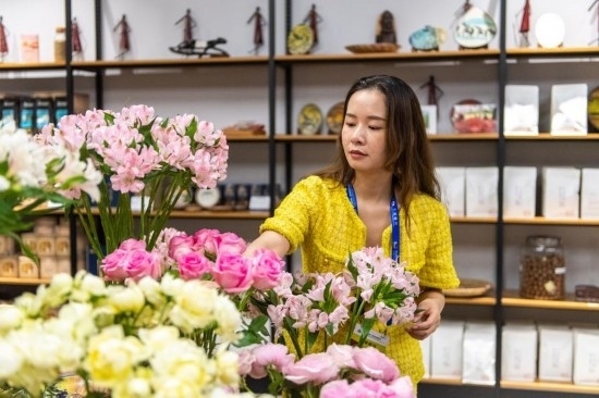 2023年7月1日，在位于湖南省長(zhǎng)沙市的湖南高橋大市場(chǎng)，中非經(jīng)貿(mào)博覽會(huì)常設(shè)展館展區(qū)肯尼亞館工作人員在整理產(chǎn)自非洲的鮮花。新華社記者 陳思汗 攝