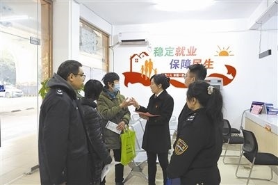  圖③：調(diào)解后，法官現(xiàn)場(chǎng)向當(dāng)事人做釋法析理工作。