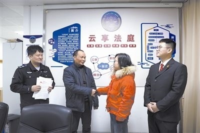  圖②：雙方當(dāng)事人達(dá)成調(diào)解協(xié)議，握手言和。