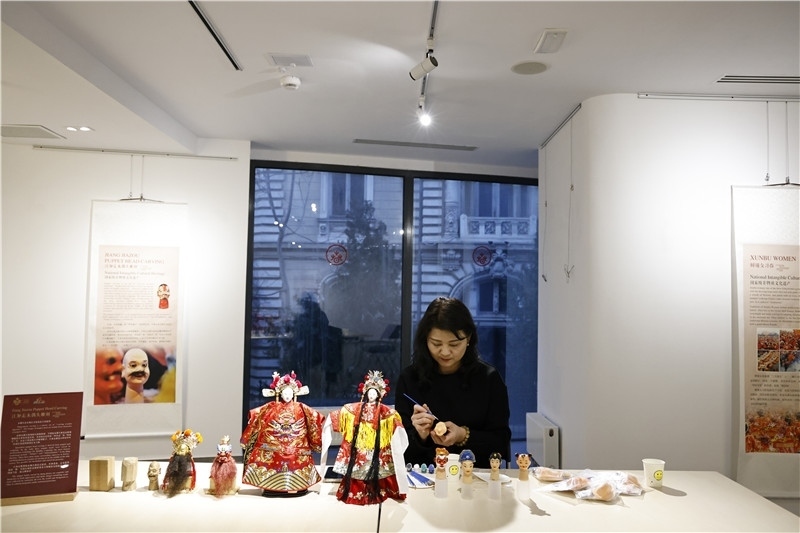 中國泉州的非遺大師制作江加走木偶頭雕刻。 布加勒斯特中國文化中心供圖_副本