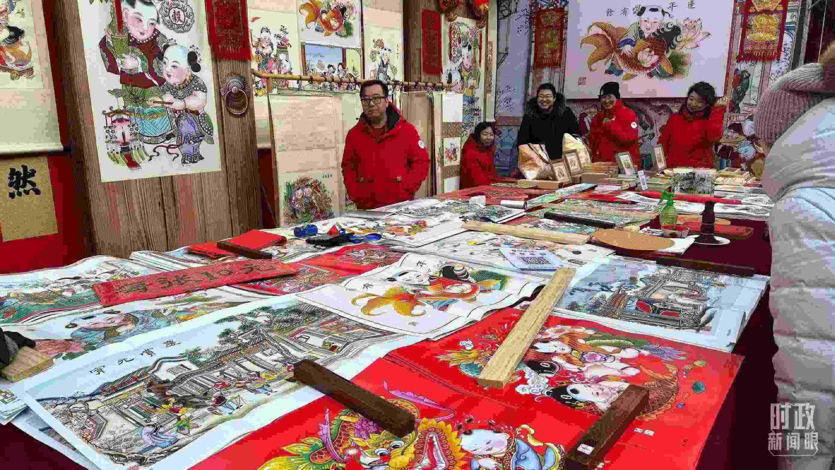 △市民們正在天津古文化街選購(gòu)年畫。（總臺(tái)央視記者黎兵拍攝）