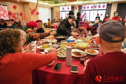 老人們享用公益年夜飯。人民網(wǎng)記者 葉賓得攝