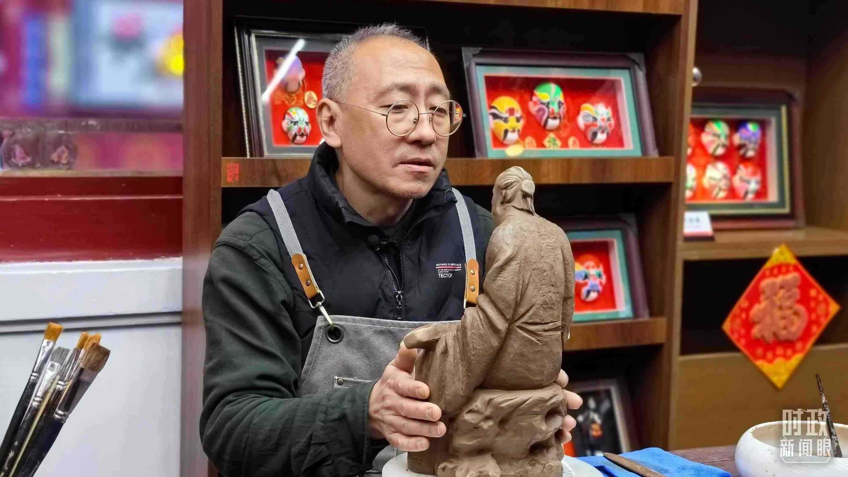 △“泥人張”的匠人正在雕塑。（總臺(tái)央視記者潘毅拍攝）