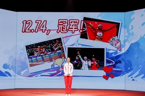 “何以中國(guó)·向海泉州”網(wǎng)絡(luò)主題活動(dòng)現(xiàn)場(chǎng)，林雨薇講述奪冠經(jīng)歷。泉州廣播電視臺(tái)供圖