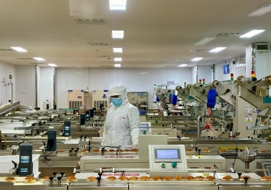 盼盼5G智慧工廠生產(chǎn)線正在進行產(chǎn)品質(zhì)檢。人民網(wǎng)記者 金慧慧攝