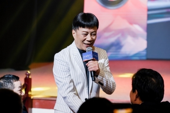 “何以中國·向海泉州”網(wǎng)絡(luò)主題活動現(xiàn)場，陳百潭演出時與觀眾互動。泉州廣播電視臺供圖